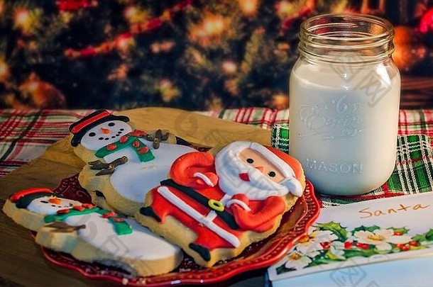 2017年1月7日，在阿拉巴马州的科登市，圣诞<strong>饼干和牛奶</strong>在圣诞树旁留下了一张给圣诞老人的便条。