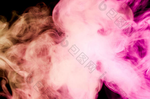 黑色隔离背景上的彩色粉色和红色烟雾。来自vape烟雾的背景