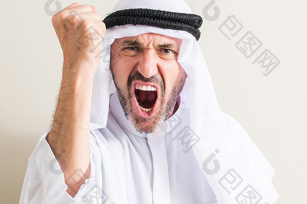 高级阿拉伯男子恼怒和沮丧，愤怒地<strong>叫</strong>喊，疯狂地举起手<strong>叫</strong>喊，愤怒的概念