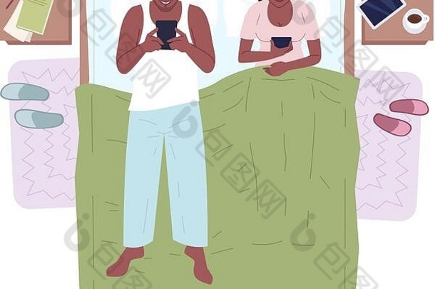 已婚夫妇在床上俯视半平面RGB彩色插图。丈夫和妻子在睡觉前使用小工具。非洲裔美国人家庭沉迷于