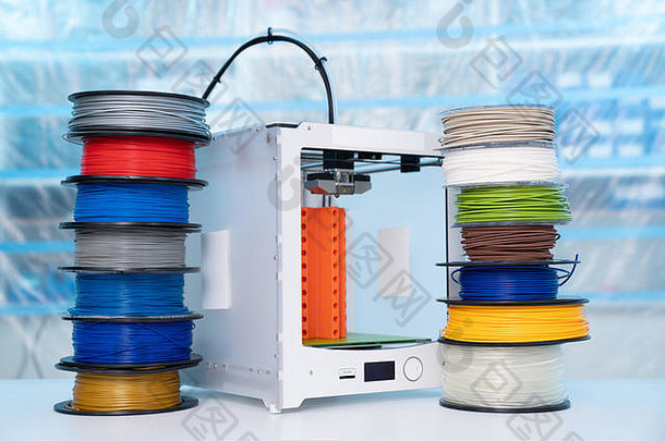 3D打印机旁边的ABS和PLA灯丝。塑料线圈