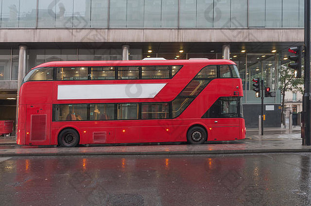 公共交通红色的双德克尔公共汽车阴云购物中心街伦敦曼联王国