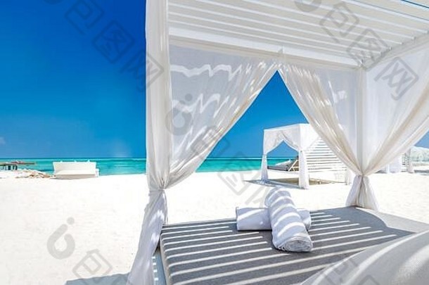 VIP海滩海景上舒适的休息室顶棚。为暑期旅游目的地概念设计。异国情调的天堂岛海滩景色