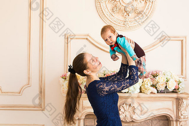 可爱的白人婴儿和他的母亲。三个月大的肖像