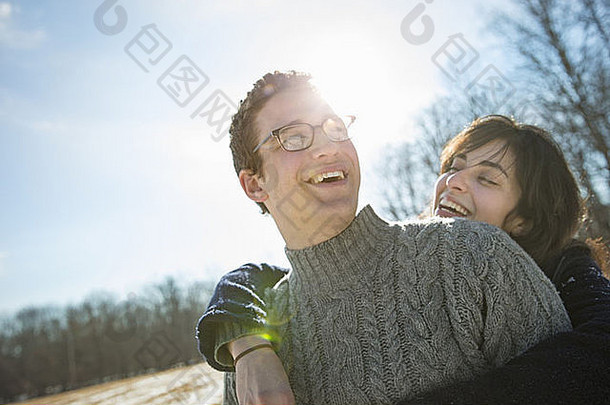 两个人，一个男人和一个女人拥抱在一起笑着。冬日散步。
