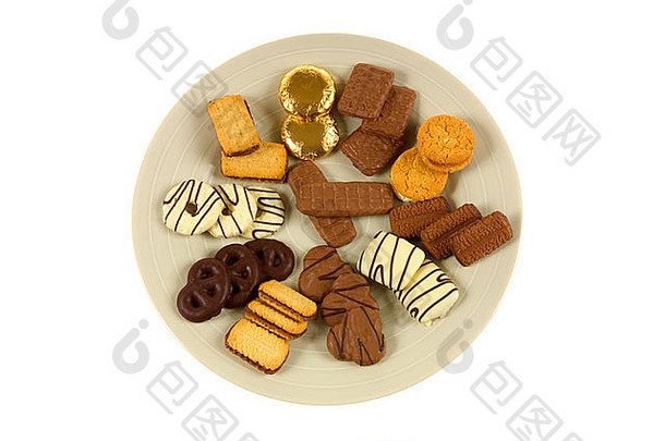 盘子里放着几种巧克力饼干，背景为纯白色。