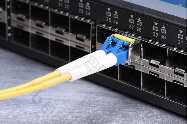 Internet技术设备机中的<strong>光纤网络</strong>电缆