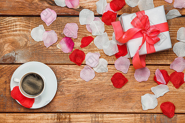 木制背景上的情人节礼物和<strong>咖啡</strong>