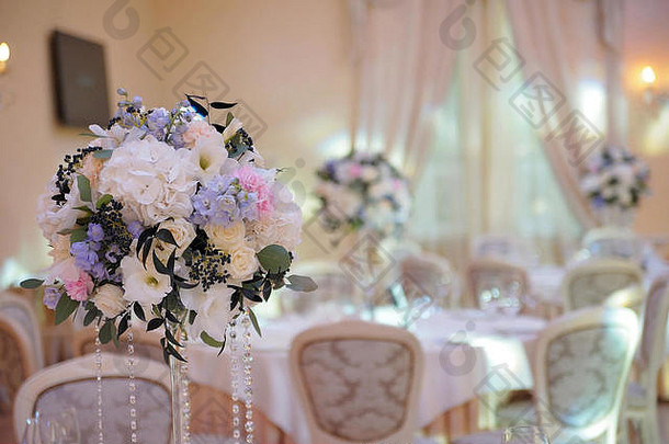 用花束和布景装饰的婚礼宾客桌