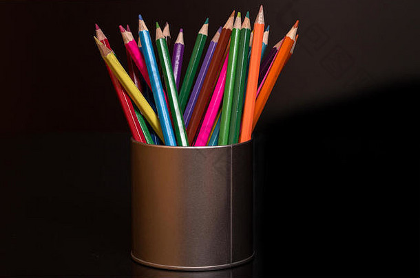 深色背景上的木制彩色铅笔