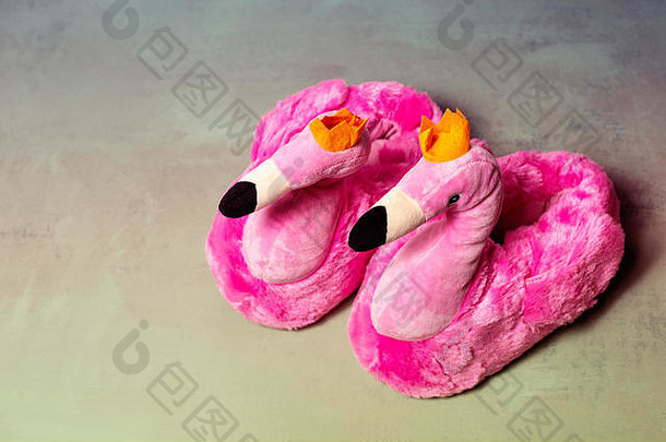 火烈鸟设计的粉色拖鞋