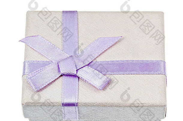 白色小礼盒，白色背景上有淡紫结