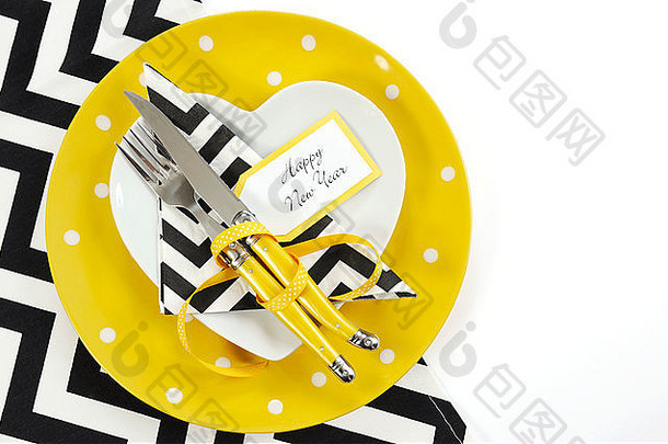 明亮现代的黄色、黑色和白色V形条纹新年快乐桌，圆点位置设置心形板。