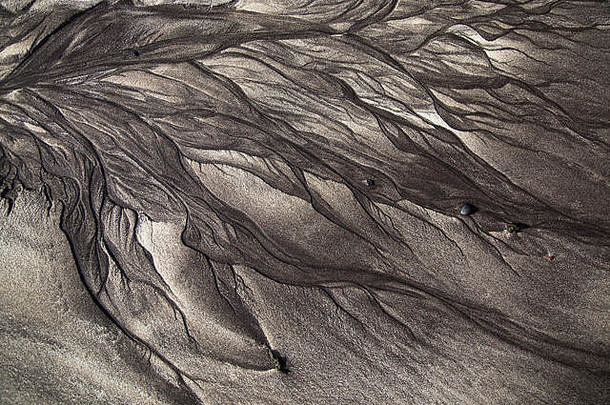 令人难以置信的海洋<strong>沙画</strong>。退潮和黑色的火山和白色的沙子在起作用。