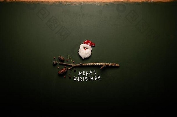 快乐圣诞节文本平躺前视图圣诞老人老人绿色背景圣诞节假期概念上的图像