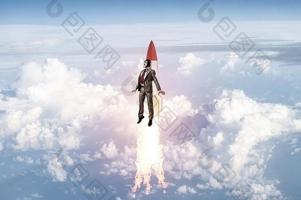 戴飞行员帽的商人在火箭上飞行