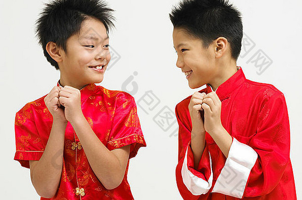 两个男孩为中国新年打招呼