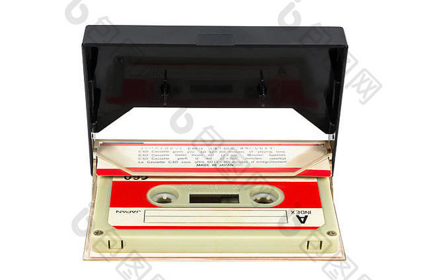 盒中的复古音频磁带在白色背景上隔离，带有剪辑路径