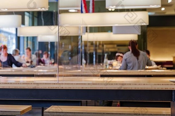 C2019冠状病毒疾病流行期改装餐厅用透明透明丙烯酸隔板进行社会开放