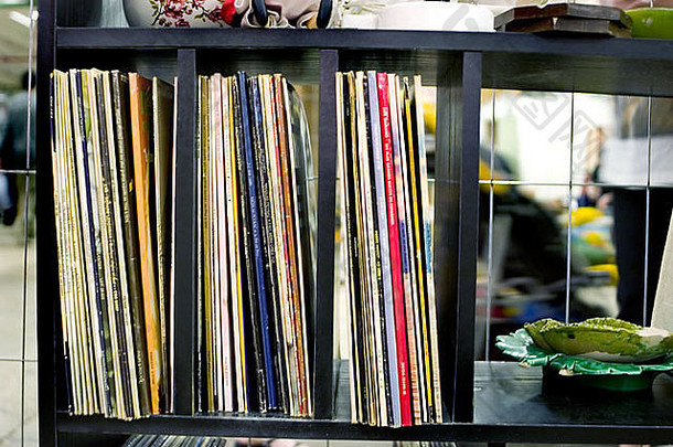 集合音乐记录专辑排货架上跳蚤市场细节古董对象