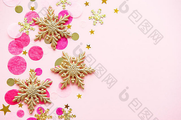 带有五彩纸屑的粉色粉彩节日背景。圣诞假期背景。平铺