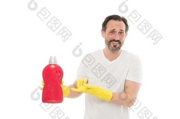 手套和清洁剂。成熟的男人戴橡胶手套。洗衣粉广告。家用清洁剂。洗衣粉瓶。带清洁用品的男看门人。准备洗地板。