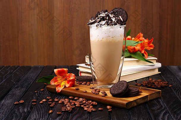玻璃咖啡鸡尾酒生奶油饼干装饰咖啡豆子花