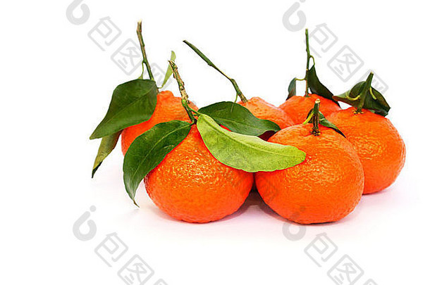 在白色背景上分离出来的橘子。