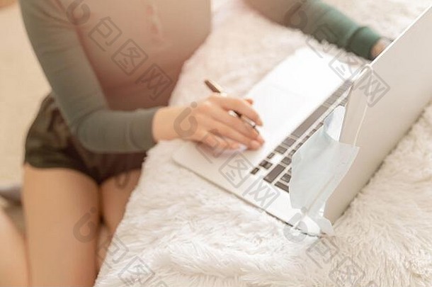 坐在办公桌上用电脑上网的女人呆在家里，双手合拢。概念检<strong>疫病</strong>毒