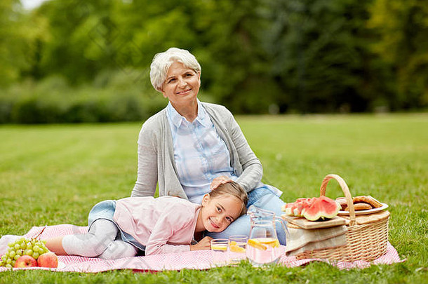 祖母和孙女在公园野餐