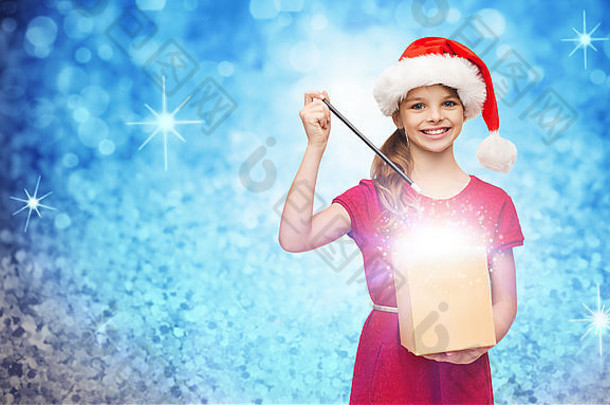 戴圣诞老人助手帽的微笑女孩，带礼品盒