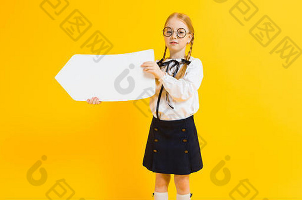 黄底红辫子的女孩。一个戴着圆形透明眼镜的迷人女孩手里拿着一个白色文本框。