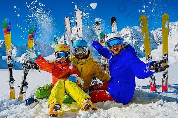 一家人在山上享受寒假。玩雪，在高山上晒太阳。寒假。