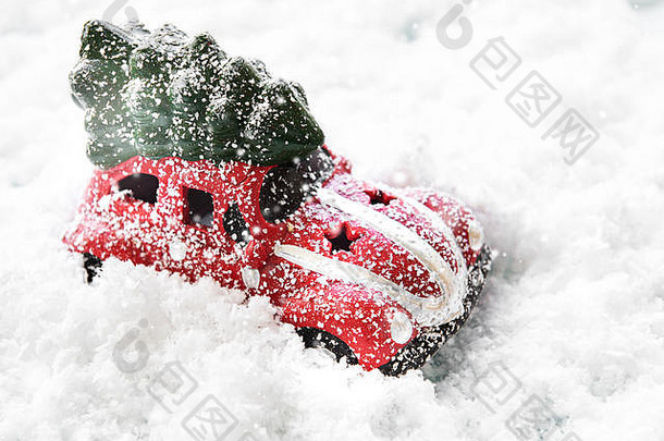雪地背景上有杉树的微型红色<strong>汽车</strong>。<strong>圣诞</strong>假期作文