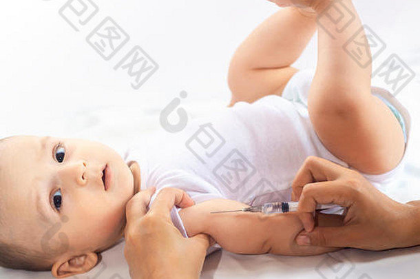 医生给一个新生接种疫苗。儿童免疫、儿童免疫、医学和健康概念。