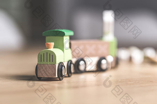 绿色木玩具<strong>火车</strong>关闭木表面