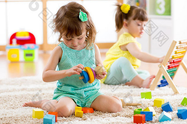 孩子们蹒跚学步的学龄前儿童女孩玩逻辑<strong>玩具</strong>学习形状算术颜色首页托儿所