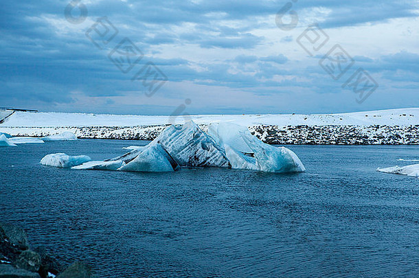 冬季冰岛约库萨隆冰川泻湖的冰块