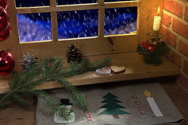 窗户的特写，圣诞节的装饰，外面的蜡烛和雪。