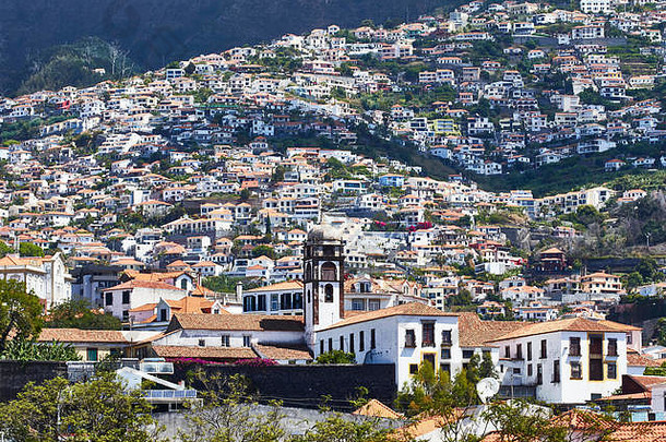 马德拉山上的马德拉建筑，俯瞰欧盟葡萄牙马德拉Funchal市中心的码头区
