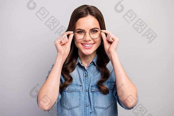 美丽漂亮的商务女士的特写照片使用新的眼镜与电脑一起工作节省保护视力眼镜规格休闲牛仔裤衬衫
