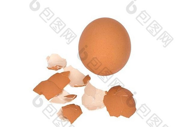 鸡蛋和蛋壳在白色背景下分离