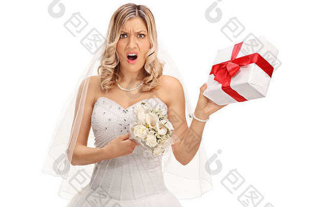 年轻不高兴的新娘手持一件白色背景的小结婚礼物