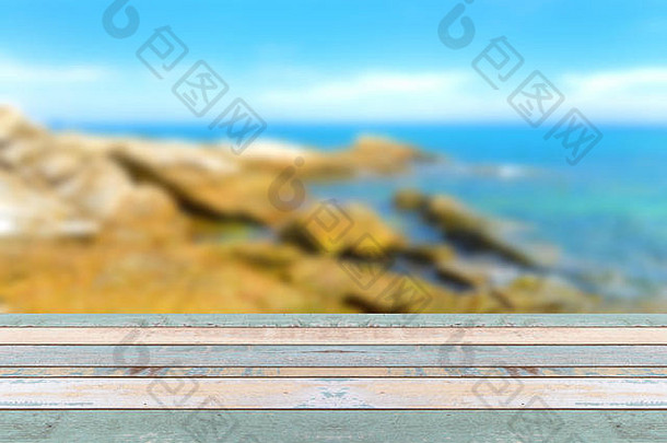 木表格前模糊自然场景热带海滩蓝色的天空假期背景概念显示蒙太奇产品