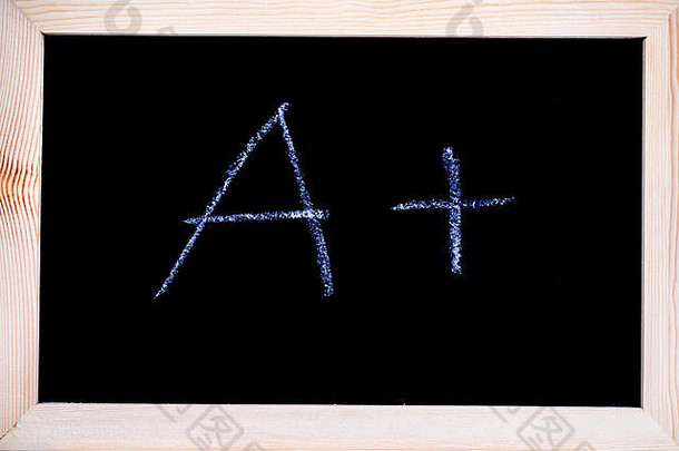 用白色粉笔书写的黑板，显示A级 