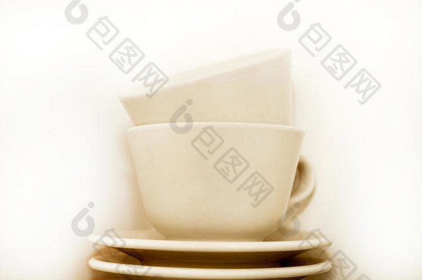 白色咖啡杯，白色背景的架子上有服务盘，特写。酒吧里有带托盘的咖啡杯。白色陶器套装。杯子，杯子。