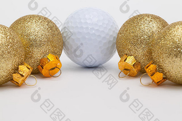 白色桌子上的高尔夫球和圣诞装饰