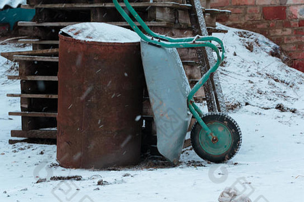 车生锈的桶堆栈木托盘冬天