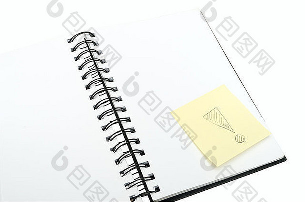 空白笔记本和白色背景上的黄色便条感叹号