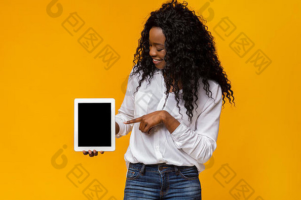 黑人妇女指着空白的数字平板电脑屏幕